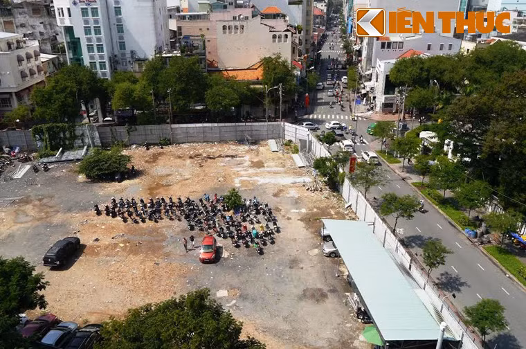 Xung quanh bãi giữ xe được che chắn bởi những tấm biển banner cao khoảng 3m cũ kỹ, nhếch nhác.