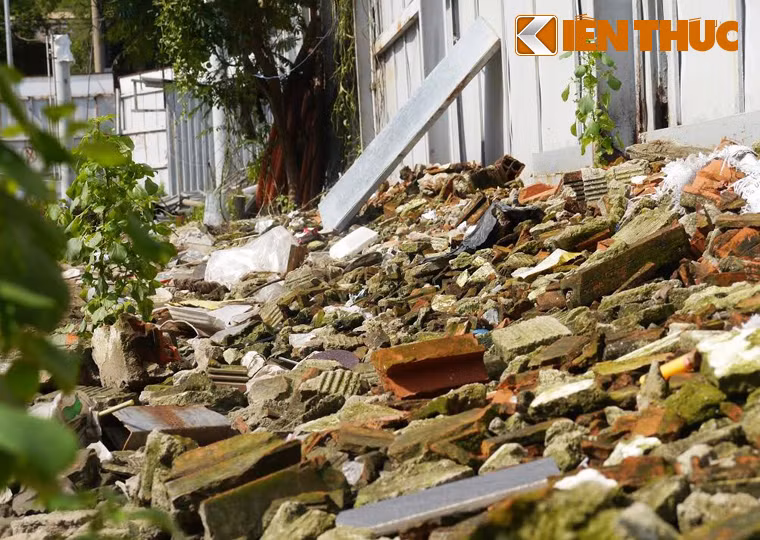 13 năm rôi qua, khu đất được xem là đắc địa bậc nhất "Hòn ngọc viễn đông" chỉ là gạch, bê tông vụn vỡ. Nhiều người cho rằng đó là tàn tích của Trung tâm thương mại quốc tế ITC.