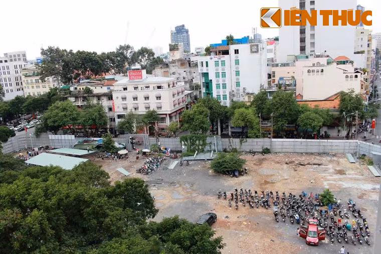 Tuy nhiên, suốt hơn 8 năm qua, công trình chưa được xây dựng và hiện trạng là bãi đất trống được tận dụng để giữ xe.