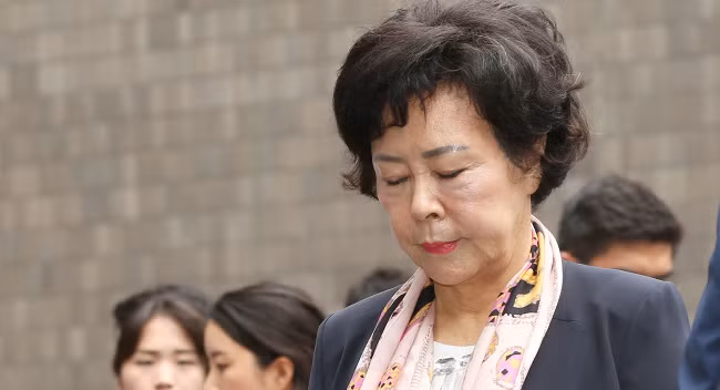 Bà Shin bị tình nghi bỏ túi khoảng 3 tỷ won (2,5 triệu USD) tiền hối lộ từ nhiều công ty khác cho quyền kinh doanh tại các cửa hàng miễn thuế của Lotte.