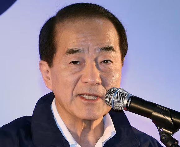 Trước đó ngày 26/8, cả thế giới rúng động trước thông tin Phó Chủ tịch tập đoàn Lotte Group Lee In Won qua đời chỉ vài giờ trước khi có lịch làm việc với cơ quan điều tra về cáo buộc tham nhũng của tập đoàn này.