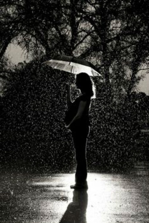 Phụ nữ mang thai nằm mơ thấy mưa cho thấy cô ấy sẽ sinh một bé gái xinh xắn.