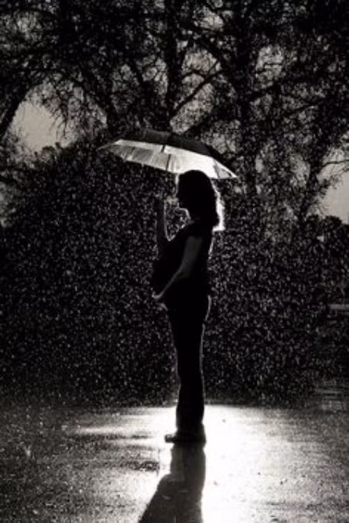 Phụ nữ mang thai nằm mơ thấy mưa cho thấy cô ấy sẽ sinh một bé gái xinh xắn.