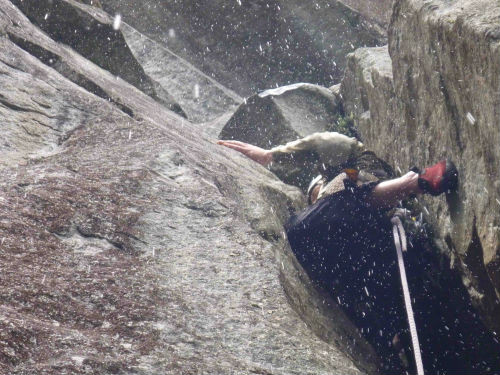 Mơ thấy mình leo núi trong cơn mưa cho thấy bạn có những rắc rối trong các mối quan hệ cá nhân như: rạn nứt tình bạn, tình anh em...