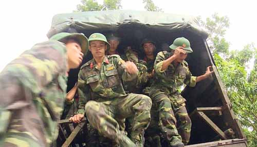 Các lực lượng đang tập trung về khu vực phát hiện xác chiếc trực thăng rơi.