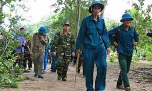 Lực lượng tìm kiếm đang khẩn trương lên núi tìm kiếm chiếc máy bay và 3 sĩ quan.