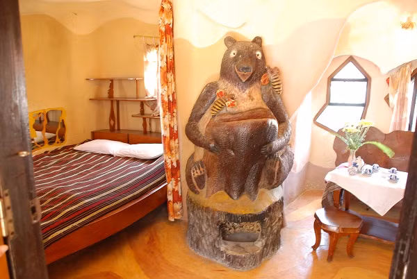 Điều đặc biệt ở ngôi biệt thự này là từ trần đến cửa và mái đều thiết kế tuỳ hứng không theo quy luật, thả sức uốn lượn, cửa sổ được cắt theo những hình thù kỳ lạ và đặt ở trong những chỗ lồi lõm của những bức tường hình bầu dục - Ảnh nguồn: crazyhouse.