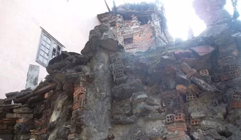 Căn “biệt thự” của cụ Hộ nằm khuất ở phía sau hai gian hàng bán phụ tùng được cụ cho thuê, nhưng vẫn khá nổi bật và dễ tìm. Ảnh: Giadinhonline.