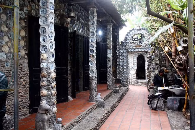 Theo ông Nguyễn Văn Trường (53 tuổi - chủ nhân ngôi nhà), để có được số chén, đĩa, bình gốm cổ trên ông đã phải lăn lộn khắp các tỉnh miền Bắc như Bắc Giang, Hưng Yên, Yên Bái, Lào Cai… để tìm kiếm và mua lại - Ảnh nguồn: Infonet.