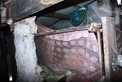 Tầng 1 cụ Hộ làm dùng nơi để ngủ nghỉ, còn tầng 2 là nơi ông dùng để xem ti vi và nấu nướng. Ảnh: ĐSPL.