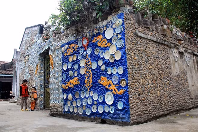  2. Nhà chén, đĩa cổ ở Vĩnh Phúc Nhà chén, đĩa cổ ở làng Kiệu Sơn, xã Chấn Hưng (Vĩnh Tường, Vĩnh Phúc) cũng được coi là một ngôi nhà quái dị khi gia chủ đã mất 16 năm vừa xây dựng vừa thiết kế, với hơn 9.000 tác phẩm gốm sứ từ các triều đại Hán, Đường, Tống, Lý, Trần... - Ảnh nguồn: Infonet.