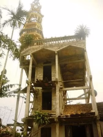  5. "Biệt thự" kỳ quái tại xứ Nghệ “Siêu biệt thự” cao đến chục tầng xây từ đá táp lô và trụ bê tông, do lão nông nghèo Nguyễn Ngọc Cường (55 tuổi, xóm Đồng Xoài, Hoa Thành, Yên Thành, Nghệ An) tự tay thiết kế và xây dựng.