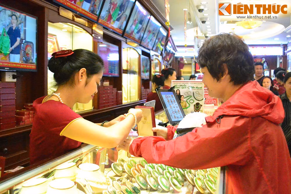 Được biết, khách đến mua vàng lại chọn các loại vàng nhẫn tròn trơn từ 1-5 chỉ hay chọn mua các đồng vàng Kim Thần Tài, đồng Kim Dậu… là chủ yếu vì đa phần mọi người mua vàng với lý do để cầu may, không có nhu cầu tích trữ.