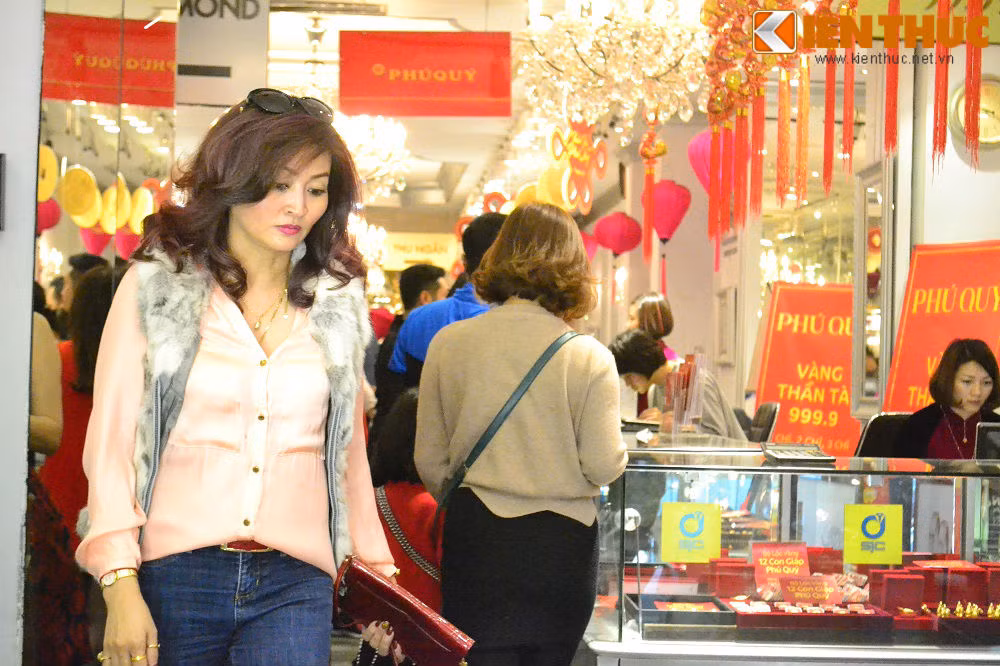 Nhiều lúc khách mua vàng còn phải xếp hàng đợi thanh toán.