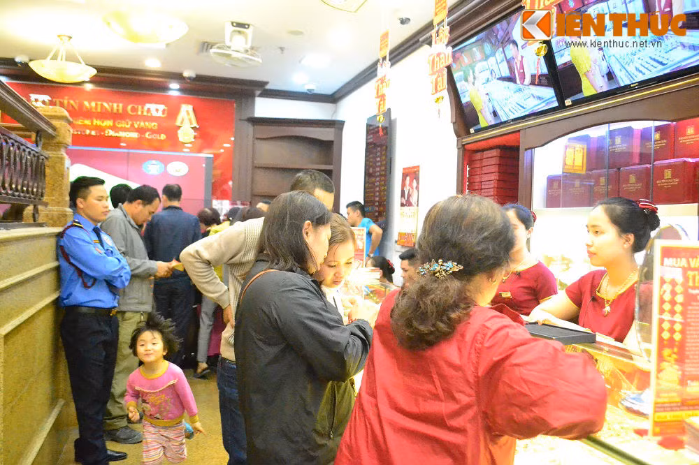 Ghi nhận của PV Kiến Thức tại cửa hàng vàng Bảo Tín Minh Châu ở khu vực Cầu Giấy, Hà Nội vào chiều ngày 5/2 (ngày mùng 9 tháng Giêng âm lịch) cho thấy, dòng người đổ dồn về cửa hàng để mua vàng cầu may mỗi lúc một đông hơn.