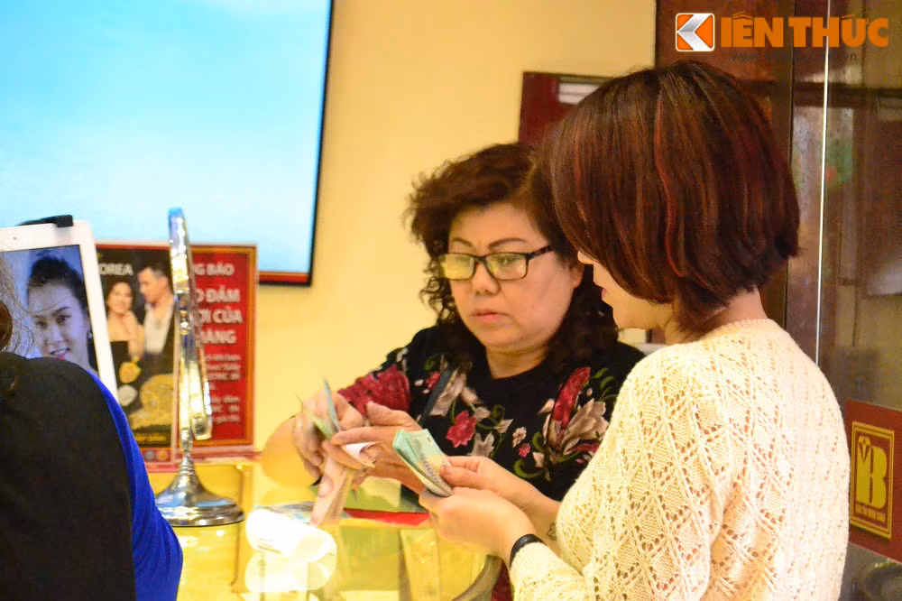 Cũng theo bà Xim, khi mua vàng để cầu tài nên mua vàng 5 chỉ, cầu phát mua 2 chỉ và cầu lộc mua 1 chỉ. Mua cả ba miếng vàng 1 chỉ, 2 chỉ, 5 chỉ sẽ có ý nghĩa rước cả lộc - phát - tài sẽ gõ cửa nhà cho cả năm thành công.