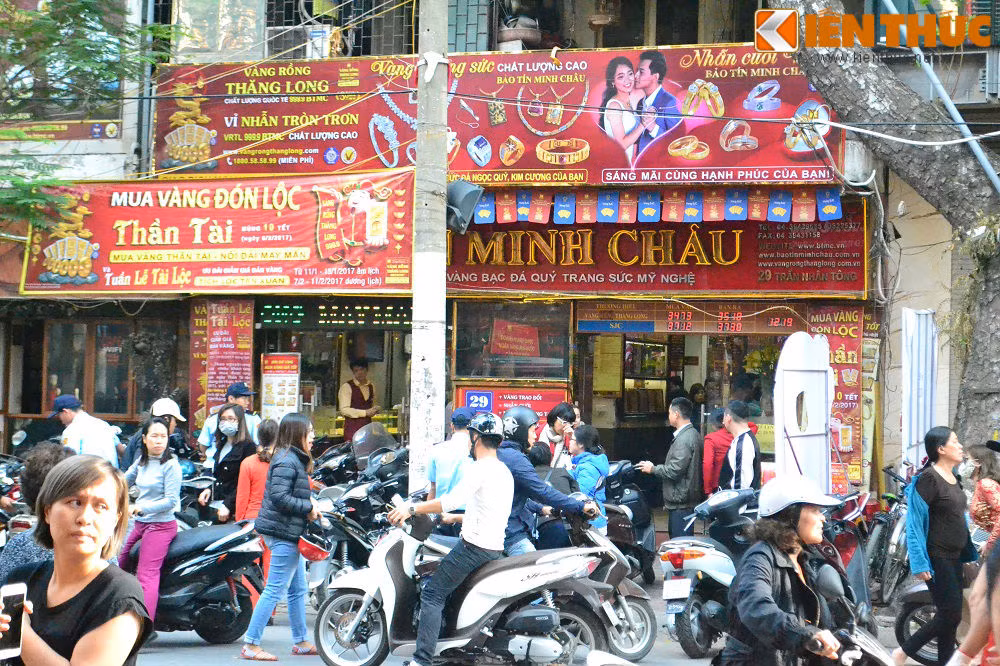 Không chỉ riêng chi nhánh Cầu Giấy, các cửa hàng vàng Bảo Tín Minh Châu trên đường Trần Nhân Tông, Hai Bà Trưng, Hà Nội cũng đông nghẹt khách đến mua vàng ngày vía Thần tài.