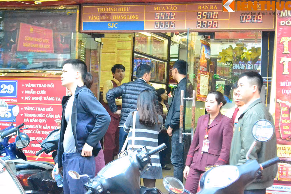 Theo đại diện của cửa hàng vàng Bảo Tín Minh Châu trên phố Trần Nhân Tông, từ mấy ngày trước, lượng khách đổ về mua vàng cầu may đã rất đông. Năm nay, mọi người không có tâm lý dồn vào ngày vía Thần Tài mới mua để tránh phải xếp hàng, chen lấn.