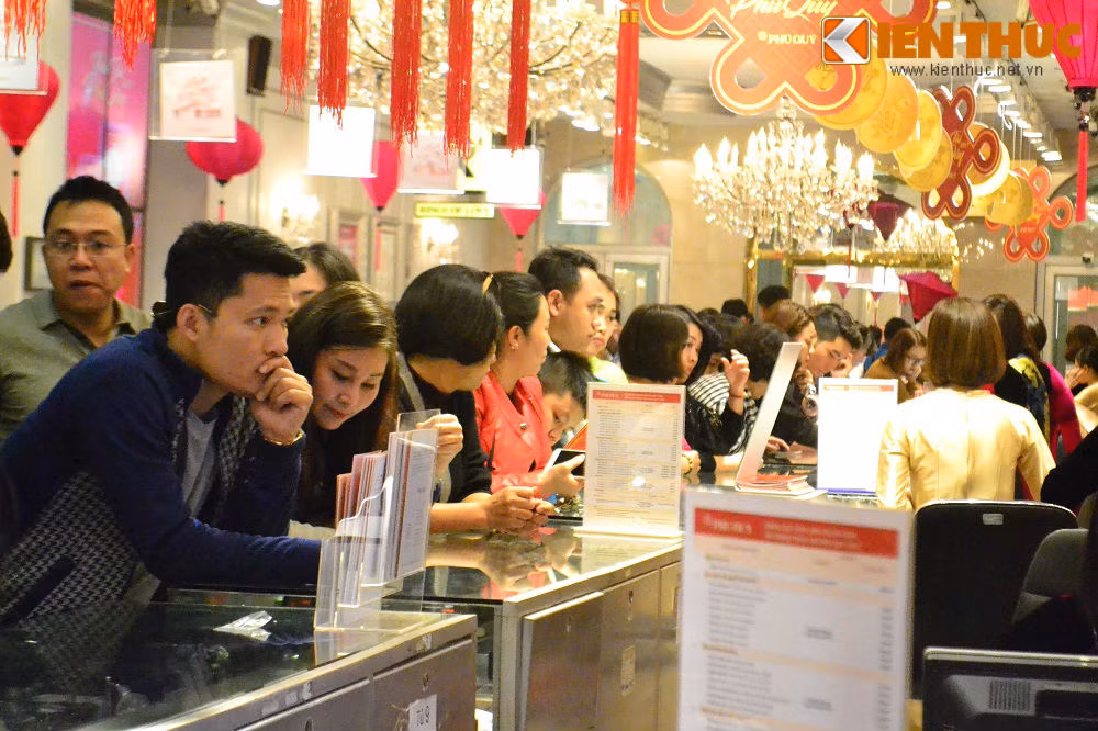 Tương tự, tại cửa hàng vàng DOJI trên phố Trần Nhân Tông, lượng khách đổ về cửa hàng mua vàng cũng đông gấp cả chục lần ngày thường.