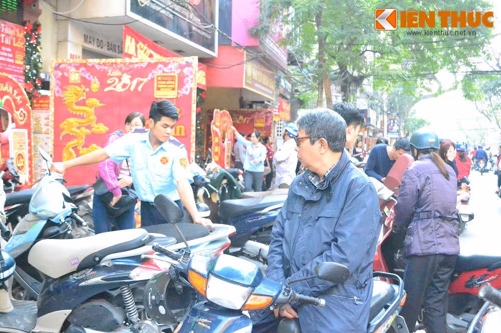 Khách ra vào cửa hàng mua vàng cầu may đông nườm nượp, các nhân viên làm việc không ngừng nghỉ.