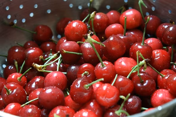 Tuy giá cao nhưng ngày Tết với tâm lý sang một chút, đủ đầy một chút, nhiều người sẵn sàng chi tiền mua 1, 2 kg đến nguyên thùng 5 kg về để ăn dần trong dịp Tết.