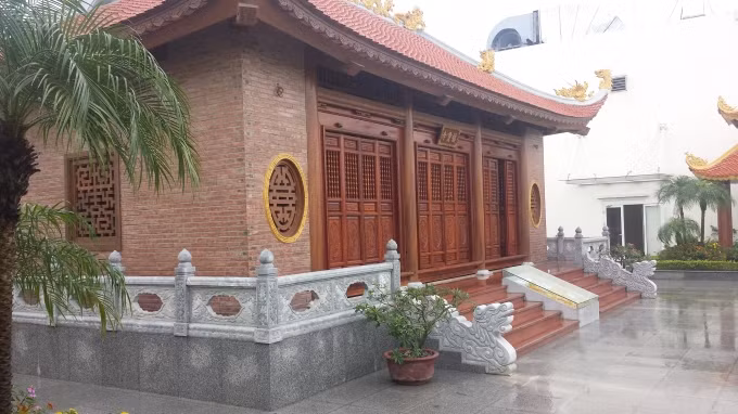 Hai khu tâm linh được kết cấu bằng tường gạch, mái bê tông lợp ngói, diện tích khoảng 5,82 x 10,9 = 63,44m2, chiều cao đến đỉnh là 7,5m. Ảnh: Phapluatplus.