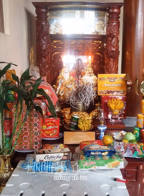 Bên tay trái (từ ngoài vào) là hai bàn thờ. Ảnh: Kinh tế nông thôn.