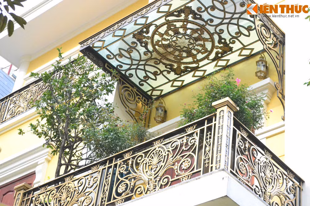 Không chỉ riêng cổng, toàn bộ hệ thống ban công của căn biệt thự cũng được trang điểm bằng màu đồng vàng giả cổ...