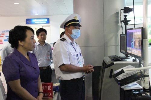 Hình ảnh Bọ truỏng Y té kiẻm tra chóng MERS tại TP HCM