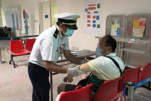 Hình ảnh Bọ truỏng Y té kiẻm tra chóng MERS tại TP HCM-Hinh-2