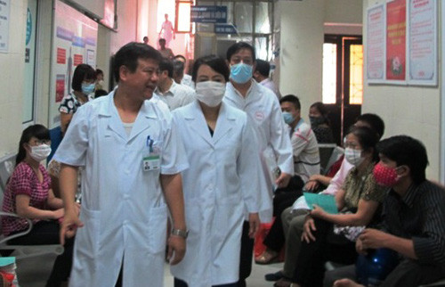 Bo truong Y te kiem tra phong dich o Tan Son Nhat