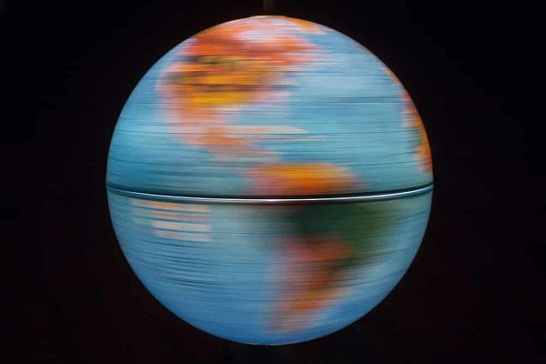 Trái Đất quay nhanh. Trái Đất quay với tốc độ 1.600 km/h, và quay quanh Mặt Trời với tốc độ 108.00 km/h. Tuy nhiên, chúng ta chỉ có thể cảm nhận được chuyển động nếu tốc độ của nó thay đổi. Do tốc độ quay của Trái Đất và lực hấp dẫn là không đổi, chúng ta hoàn toàn không cảm nhận được.