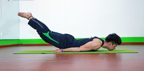 Nhung bai tap yoga giup cai thien chuyen chan goi cho ca chang va nang-Hinh-2