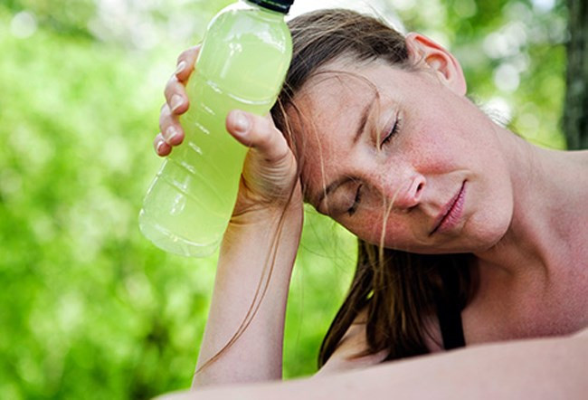 Mất nước: Mồ hôi lấy đi quá nhiều nước và các khoáng chất thiết yếu có thể gây tình trạng mất nước. Bạn thấy khát, đi tiểu ít hơn, miệng và lưỡi khô, có thể thấy choáng váng và đau đầu. Khi đó, hãy tìm nơi mát mẻ để nghỉ và uống nước khoáng cân bằng để bù muối và đường.