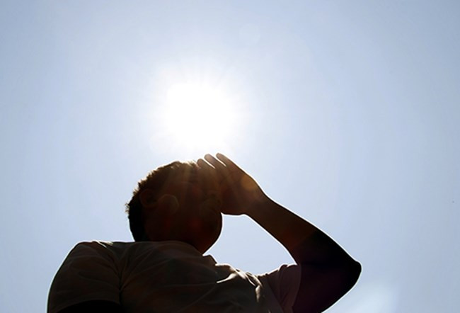 Kiệt sức do nhiệt: Điều này xảy ra khi nhiệt độ quá cao khiến cơ thể không kịp làm mát, đồng thời đổ mồ hôi quá nhiều gây mất nước và muối, khiến bạn cảm thấy mệt mỏi, mất tỉnh táo, buồn nôn và đau đầu.