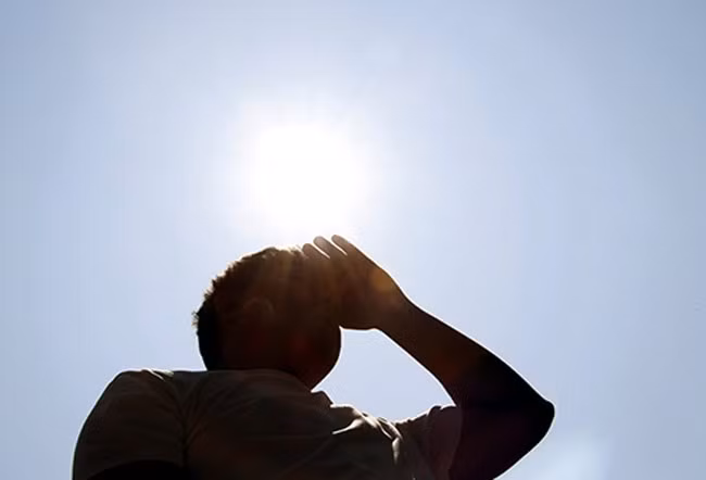 Kiệt sức do nhiệt: Điều này xảy ra khi nhiệt độ quá cao khiến cơ thể không kịp làm mát, đồng thời đổ mồ hôi quá nhiều gây mất nước và muối, khiến bạn cảm thấy mệt mỏi, mất tỉnh táo, buồn nôn và đau đầu.