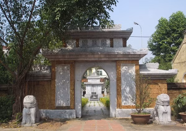 Nếu Gia Cát Lượng là nhà chính trị, quân sự kiệt xuất của Trung Quốc thì Tô Hiến Thành là trạng nguyên, nhà ngoại giao, nhà quân sự nghìn năm có một của Việt Nam. Ảnh: Cổng lăng mộ thờ danh nhân Tô Hiến Thành ở Đan Phượng (Hà Nội). Nguồn: Du lịch Đan Phượng.