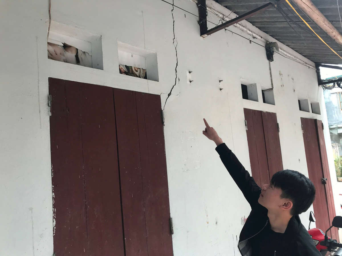 Một nhà dân tại tổ 16, phường Hợp Giang, Thành phố Cao Bằng, tỉnh Cao Bằng bị nứt tường do động đất gây ra. Ảnh: TNMT.