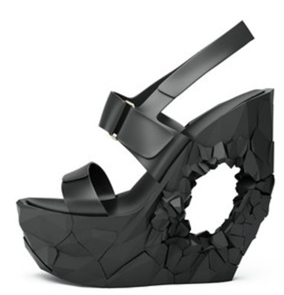 Thời trang hiện nay mang tính độc đáo khá nhiều, mà công nghệ 3D lại cho phép tạo ra nhiều kiểu dáng, hình mẫu khác nhau. Do đó, không lạ gì khi các nhà thiết kế đang dần “quay trở lại với công nghệ này.