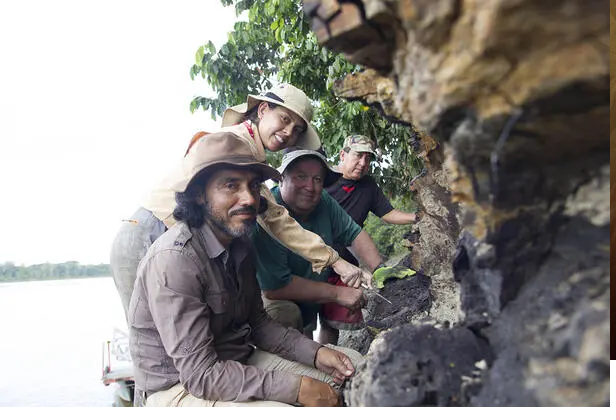 Theo các nhà khoa học, hộp sọ hóa thạch của con thủy quái 16 triệu năm tuổi này đã từng bơi ở vùng biển ngày nay là Amazon. Ảnh: Khai quật trên mỏm đá hóa thạch 13 triệu năm tuổi. (Nguồn: Aldo Benites-Palomino/Bảo tàng Lịch sử Tự nhiên Hoa Kỳ).