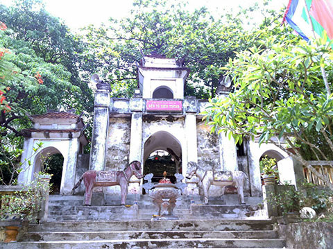 Trong suốt sự nghiệp của mình, Tô Hiến Thành là người lập nhiều công trạng lớn như dẹp loạn Thân Lợi, dẹp quân Ngưu Thống, Ải Lao, chấn chỉnh quân đội, đánh Chiêm Thành… Vị thế của Đại Việt nhờ thế cũng được đánh giá rất cao. Ảnh: Đền thờ Tô Hiến Thành ở Thanh Hóa. Nguồn: Bảo tàng lịch sử.