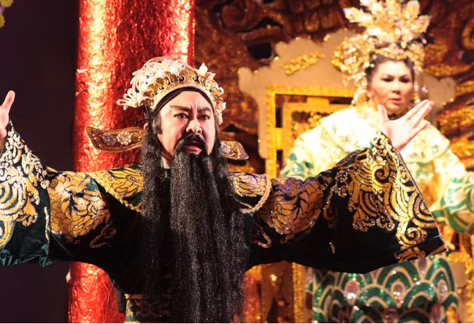 Từ nhỏ Tô Hiến Thành đã bộc lộ sự thông minh, tinh thông văn võ của mình. Ông được vua Lý Anh Tông mời vào cung. Ảnh: Nhân vật lịch sử Tô Hiến Thành đã được sân khấu hóa. Tác giả: Thanh Nghiệp.