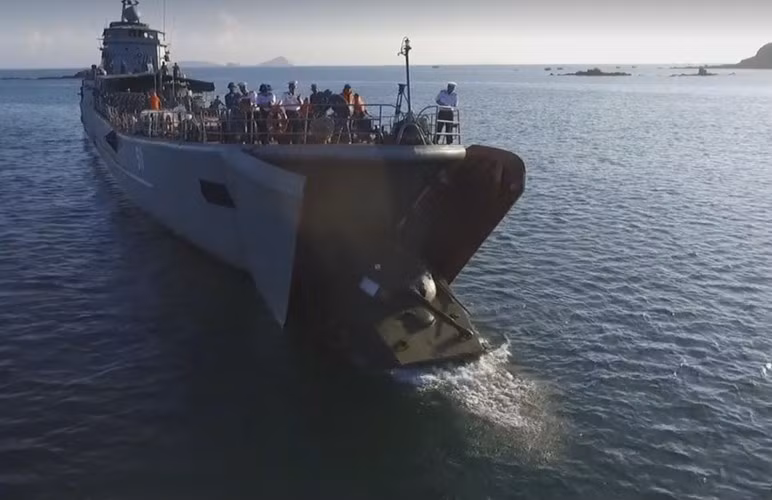  Xe tăng PT-76B là loại tăng chủ lực của Hải quân đánh bộ Việt Nam nói chung và Lữ đoàn 147 nói riêng. Đây là vũ khí đột kích mạnh, là mũi tiên phong trong các cuộc tấn công đổ bộ đường biển tái chiếm đảo, bờ biển…Ảnh xe tăng PT-76B đổ bộ xuống mặt biển từ tàu vận tải chở tăng Project 771 của Lữ đoàn 125, Quân chủng Hải quân.