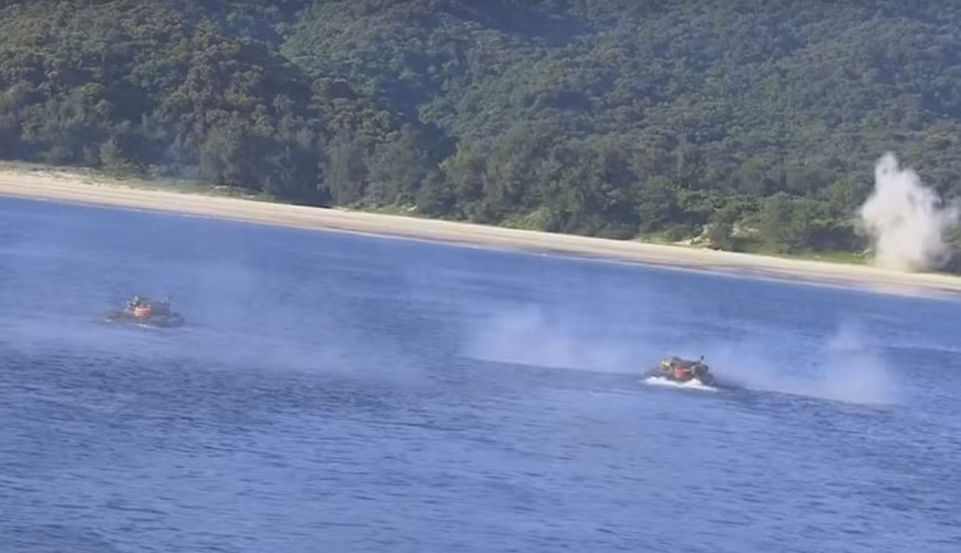 Đặc biệt, hỏa lực chính của PT-76B có tốc độ bắn cao và cực kỳ chính xác. Là vũ khí chi viện cho quân đổ bộ đường biển đắc lực để tiêu diệt các điểm phòng ngự, xe bọc thép, xe tăng hạng nhẹ đối phương cũng như bộ binh đối phương.