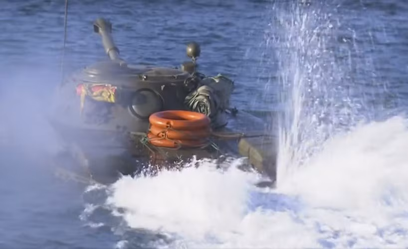 PT-76B có nhiều ưu điểm, một trong số đó là khả năng lội nước tốt với hai động cơ water jet cho phép đạt tốc độ đến 10,2km/h.