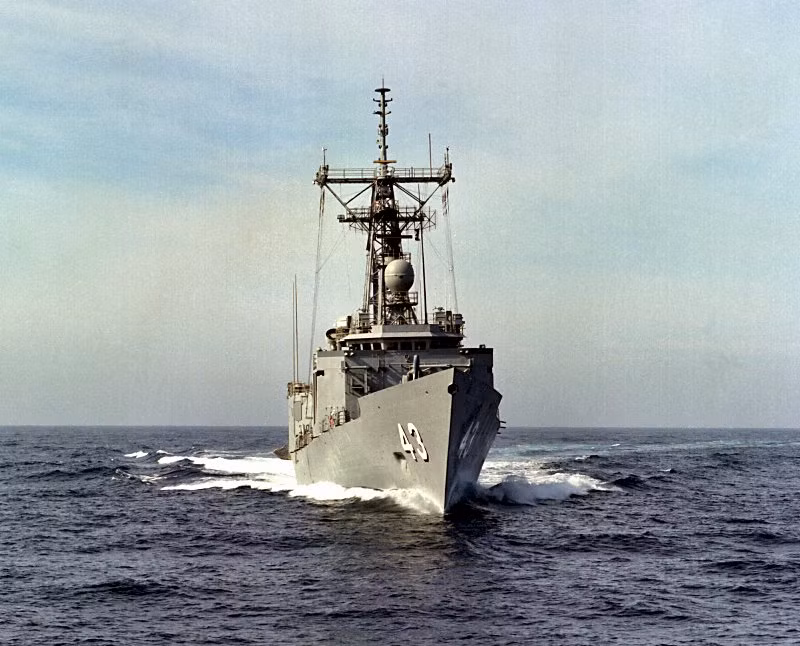 Tàu khu trục lớp Oliver Hazard Perry có lượng giãn nước toàn tải khoảng 4.100 tấn, dài tổng thể 136m, rộng 14m, thủy thủ đoàn 176 người. Tàu được trang bị hai động cơ đẩy tuốc bin khí và hai máy phát điện cho tốc độ hành trình 29 hải lý/h, tầm hoạt động đến 8.300km.