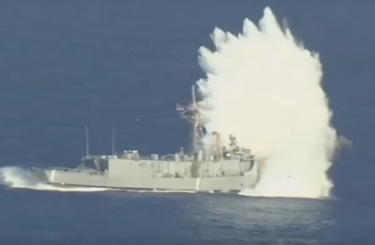 …và chốt hạ là một quả ngư lôi hạng nặng 533mm Mk-48 từ tàu ngầm hạt nhân. Thế nhưng, chiếc USS Thach (FFG-43) vẫn trụ vững tới tận 12 giờ sau đó mới chìm hoàn toàn.