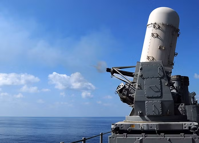 Trên các tàu có ít nhất một tổ hợp pháo phòng không Phalanx CIWS 6 nòng cỡ 20mm chuyên dùng để đánh chặn các loại tên lửa diệt hạm với tốc độ bắn nhanh, tạo mật độ hỏa lực dày.