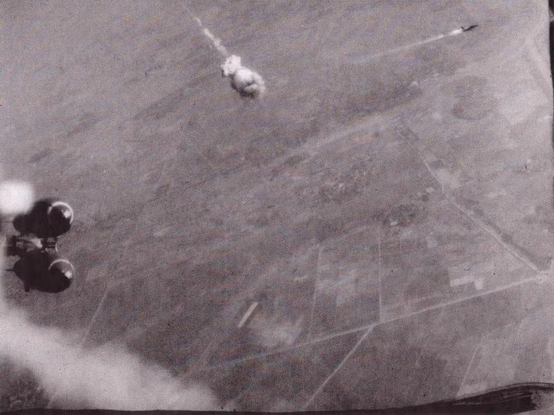 Tưởng như những chiếc F-105 sẽ làm nên những chiến thắng vang dội ở chiến trường Việt Nam. Tuy nhiên, thực tiễn chiến trường đã cho thấy điều ngược lại, F-105 nặng nề và chậm chạp so với tiêm kích đối thủ MiG-21 do Liên Xô chế tạo, được cung cấp cho KQN Việt Nam sử dụng. Không quân Mỹ phải áp dụng nhiều chiến thuật để đảm bảo an toàn cho F-105 trong các nhiệm vụ không kích. Ảnh: F-105 bị bắn hạ bởi tên lửa SAM trên bầu trời miền Bắc Việt Nam.