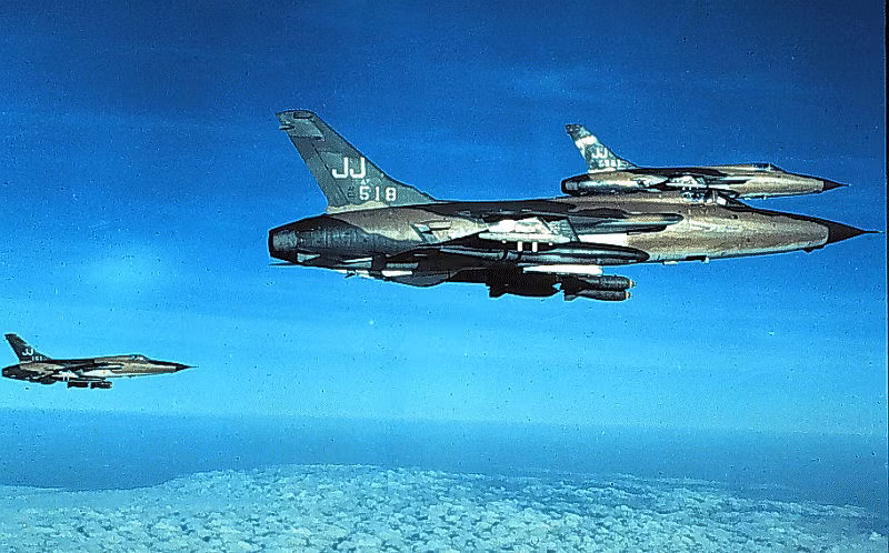 Trong quá trình huấn luyện không chiến thực tế, các phi công Mỹ nhận thấy rằng, nếu F-105 bay phía sau MiG-21 nó sẽ có cơ hội để thực hiện cuộc đột kích tốc độ cao. Nhưng nếu MiG-21 ở phía sau, F-105 rất dễ bị bắn hạ do động cơ không đủ lực đẩy cần thiết để cơ động nhanh và đột ngột.